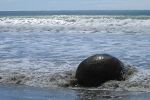Ball am Strand von Wasser umsplt